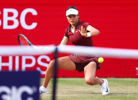HSBC Tennis Championships, Day Five Queens Club, London, UK - 13 Jun 2025 Emma Raducanu (GBR) in action during her Quarter Final match against Qinwen Zheng (CHN) in the 2025 HSBC Championships at Queens Club London Queens Club London GBR, UK NEWSPAPERS OUT Copyright: xMarkxGreenwoodx