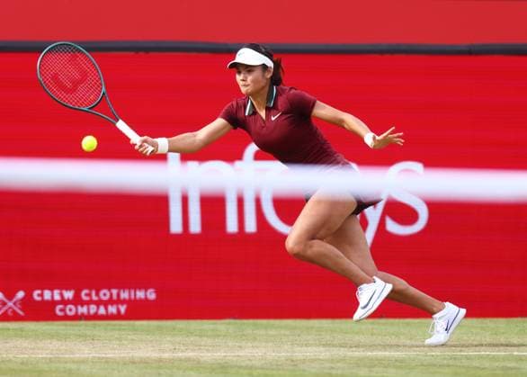 HSBC Tennis Championships, Day Five Queens Club, London, UK - 13 Jun 2025 Emma Raducanu (GBR) in action during her Quarter Final match against Qinwen Zheng (CHN) in the 2025 HSBC Championships at Queens Club London Queens Club London GBR, UK NEWSPAPERS OUT Copyright: xMarkxGreenwoodx