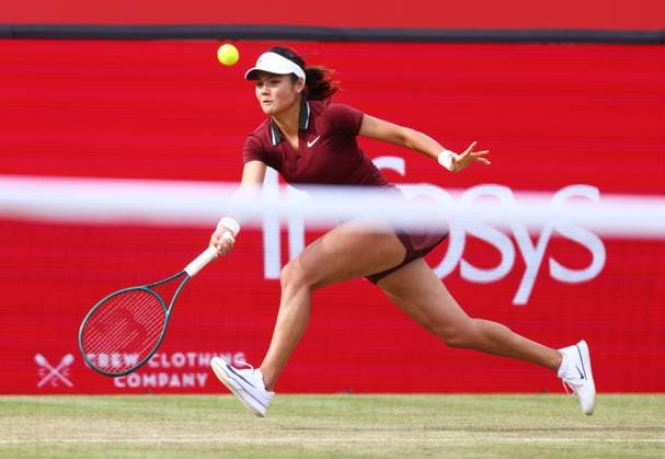 HSBC Tennis Championships, Day Five Queens Club, London, UK - 13 Jun 2025 Emma Raducanu (GBR) in action during her Quarter Final match against Qinwen Zheng (CHN) in the 2025 HSBC Championships at Queens Club London Queens Club London GBR, UK NEWSPAPERS OUT Copyright: xMarkxGreenwoodx
