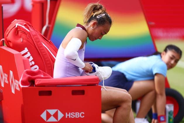 HSBC Tennis Championships, Day Five Queens Club, London, UK - 13 Jun 2025 Qinwen Zheng (CHN) changes her Tennis shoes mid game during her Quarter Final match against Emma Raducanu (GBR) in the 2025 HSBC Championships at Queens Club London Queens Club London GBR, UK NEWSPAPERS OUT Copyright: xMarkxGreenwoodx