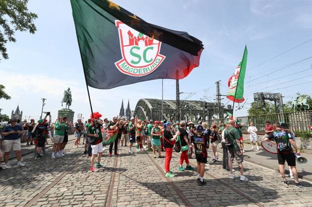 Sport Themen der Woche KW24 14.06.2025, xtgx, Handball, EHF Champions League Halbfinale 2, FC Barcelona, Barca - SC Magdeburg v.l. Fanmarsch SC Magdeburg, Symbolfoto, Symbolbild, Zuschauer, Fans, Publikum Koeln *** 14 06 2025, xtgx, handball, EHF Champions League semi-final 2, FC Barcelona SC Magdeburg v l fan march SC Magdeburg, symbol photo, symbol image, spectator, fans, audience Cologne