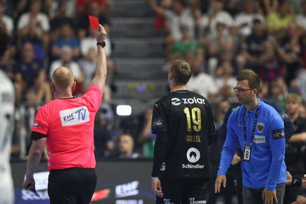14 06 2025, xtgx, Handball, EHF Champions League semi-final 1, Füchse Berlin HBC Nantes v l Mathias Gidsel Berlin, 19 red card, sending off Cologne