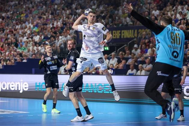14 06 2025, Handball, Semi-final TruckScout24 EHF FINAL4, LANXESS arena Cologne, Füchse Berlin HBC Nantes Aymeric Minne HBC Nantes FRA 04 throws on the goal of goalkeeper Dejan Milosavljev Fuechse Berlin 96 Nordrhein Westfalen Germany