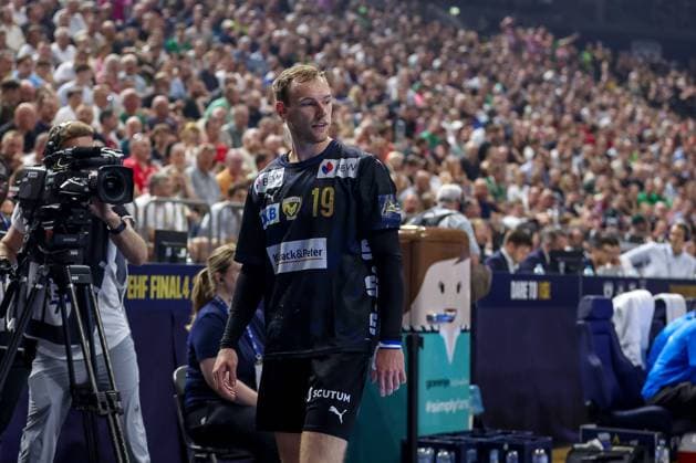 14 06 2025, Handball, Semi-final TruckScout24 EHF FINAL4, LANXESS arena Cologne, Füchse Berlin HBC Nantes disappointment at Mathias Gidsel Fuechse Berlin 19 after red card dismissal disappointment foul play North Rhine-Westphalia Germany