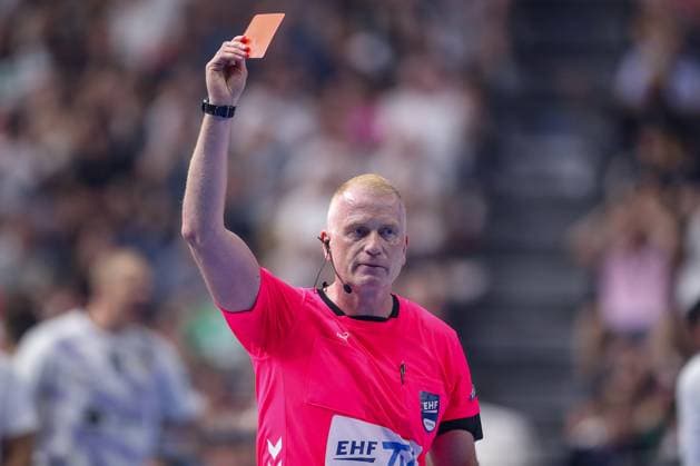 14 06 2025, Handball, Semi-final TruckScout24 EHF FINAL4, LANXESS arena Cologne, Füchse Berlin HBC Nantes disappointment at Mathias Gidsel Fuechse Berlin 19 after red card dismissal disappointment foul play North Rhine-Westphalia Germany