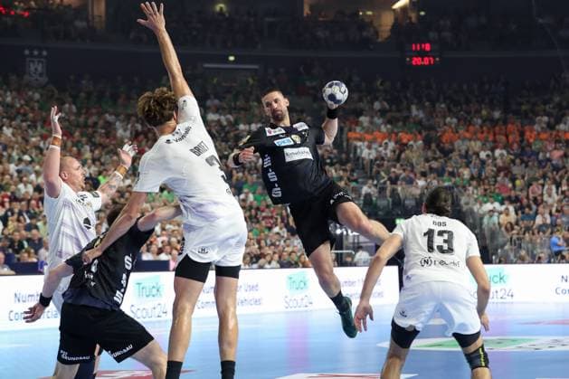 14 06 2025, xtgx, Handball, EHF Champions League semi-final 1, Füchse Berlin HBC Nantes v l Fabian Wiede Berlin, 3 throws goal, Torschuetze, scores goal, Treffer, scores the goal Koeln