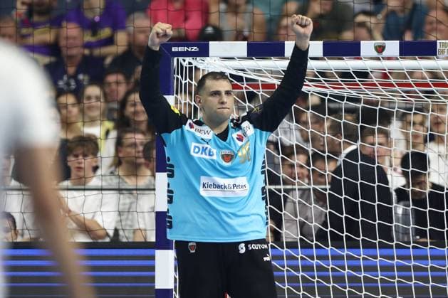 14 06 2025, xtgx, Handball, EHF Champions League Semi-Final 1, Füchse Berlin HBC Nantes v l Dejan Milosavljev Berlin, 96 cheers over held ball, defended, held, Torhueter Koeln
