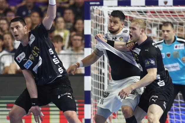 14 06 2025, xtgx, handball, EHF Champions League semi-final 1, Füchse Berlin HBC Nantes v l Mijajlo Marsenic Berlin, 93 , Nicolas Tournat Nantes, 11 , Matthes Langhoff Berlin, 25 duel, duel, fight, tackle Koeln