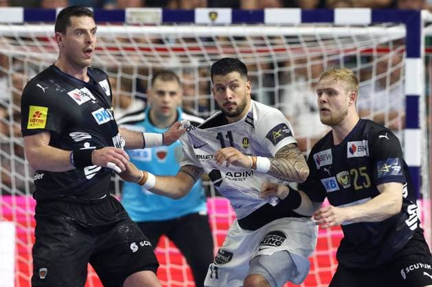14 06 2025, xtgx, handball, EHF Champions League semi-final 1, Füchse Berlin HBC Nantes v l Mijajlo Marsenic Berlin, 93 , Nicolas Tournat Nantes, 11 , Matthes Langhoff Berlin, 25 duel, duel, fight, tackle Koeln