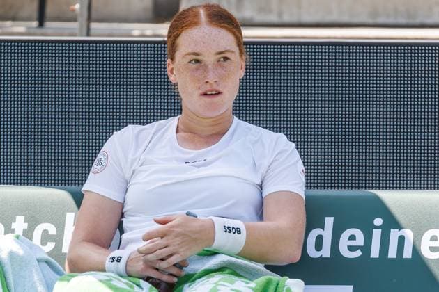 Berlin, 14 06 25, Tennis ecotrans Ladies Open Berlin at Steffi Graf Stadium Ladies, Singles, Kalinskaya Russia Seidel Germany Ella Seidel Germany sits on the sidelines during the set break Berlin Tennis Open by HYLO 2025