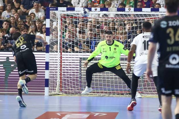 14 06 2025, xgox, Handball EHF Champions League semi-final 1 Fuechse Berlin HBC Nantes emspor, v l Tim Freihoefer Berlin, 20 on a seven-meter penalty against Ivan Pesic Nantes, 1 Koeln