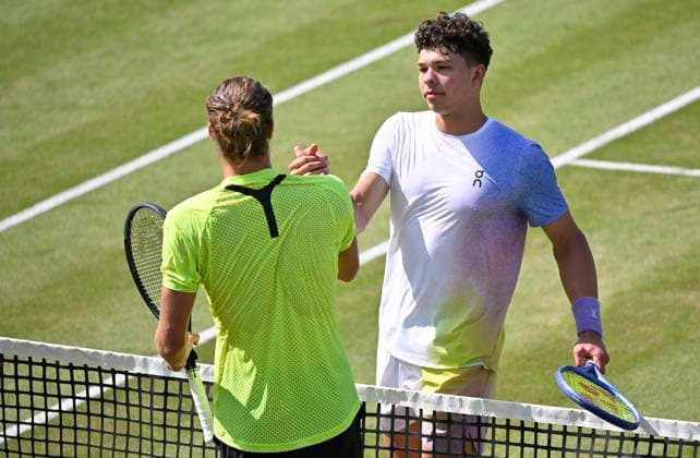 Ben Shelton USA congratulates Alexander Zverev GER on winning the match Gesture Gesture Tennis Men BOSS Open ATP 250 Stuttgart 2025 Weissenhof BOSS Open ATP 250 Stuttgart 2025