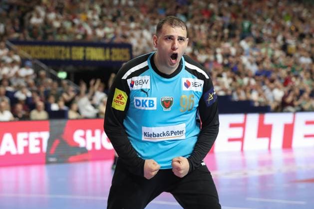 14 06 2025, xtgx, Handball, EHF Champions League Semi-Final 1, Füchse Berlin HBC Nantes v l Dejan Milosavljev Berlin, 96 cheers over held ball, defended, held, Torhueter Koeln