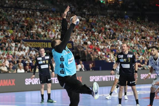 14 06 2025, xtgx, Handball, EHF Champions League semi-final 1, Füchse Berlin HBC Nantes v l Dejan Milosavljev Berlin, 96 parade, holds the ball, catches the ball, parries Cologne