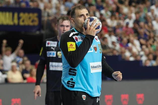 14 06 2025, xtgx, Handball, EHF Champions League Semi-Final 1, Füchse Berlin HBC Nantes v l Dejan Milosavljev Berlin, 96 kisses the ball Cheers over held ball, defended, held, Torhueter Koeln
