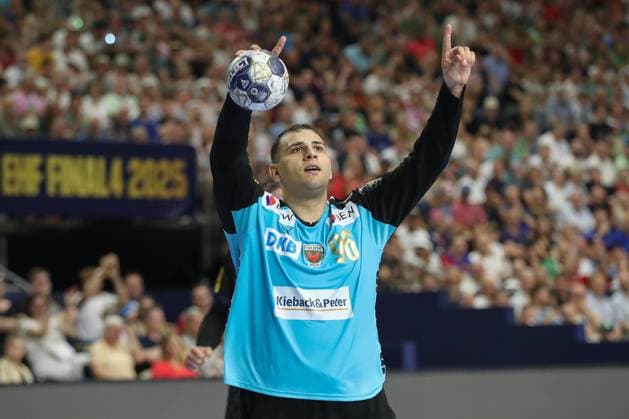14 06 2025, xtgx, Handball, EHF Champions League Semi-Final 1, Füchse Berlin HBC Nantes v l Dejan Milosavljev Berlin, 96 cheers over held ball, defended, held, Torhueter Koeln
