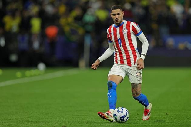 10th June 2025, Sao Paulo, Brazil: Antonio Sanabria of Paraguay, passes the ball during the match between Brazil and Paraguay during the FIFA 2026 qualifiers, at Arena Corinthians Stadium, in Sao Paulo, Brazil  ActionPlus12800800 HeulerxAndrey