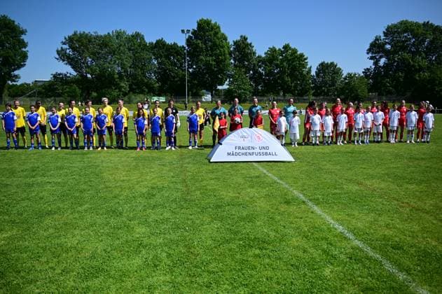 14 06 2025 xkhx Bad Hersfeld Final of the Womens Hesse Cup SF BG MArburg Kickers Offenbach Line-up of teams and referees before the match