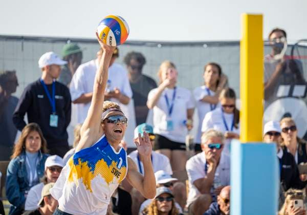 MALMÖ 2025 06 15 Ahman serves David Ahman and Jonatan Hellvig in Saturdays quarterfinal against the Austrian pair of Petutschnig Trummer at the Beach Pro Tour pa Ribban in Malmö Ahman Hellvig won 2 0 in sets MALMÖ SWEDEN x50090x  Copyright: xJohanxNilssonx xTTx BEACH PRO TOUR MALMÖ