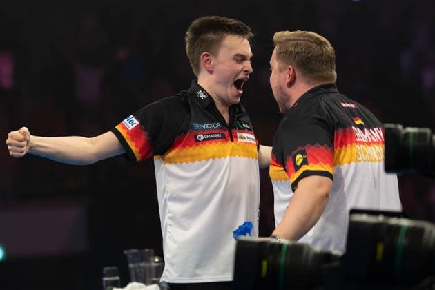 Bilder des Jahres 2025, Sport 06 Juni Sport Themen der Woche KW24 Sport Bilder des Tages World Cup of Darts 2025 Ricardo Pietreczko (Deutschland) und Martin Schindler (Deutschland) jubeln nach dem Sieg. PDC World Cup-Zweitrundenspiel zwischen England und Deutschland am 14. Juni 2025 in der Eissporthalle in Frankfurt am Main., Frankfurt am Main Hessen Deutschland Eissporthalle *** World Cup of Darts 2025 Ricardo Pietreczko Germany and Martin Schindler Germany cheer after winning the PDC World Cup second round match between England and Germany on June 14, 2025 at the Eissporthalle in Frankfurt am Main , Frankfurt am Main Hessen Germany Eissporthalle