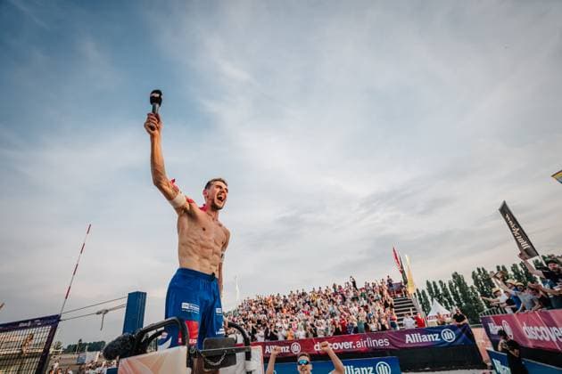Beach volleyball men Allianz German Beach Tour 2025 Tourstop Bremen 14 06 2025 Bennet Poniewaz with a speech to the fans after the victory Bremen Waterfront Bremen Germany