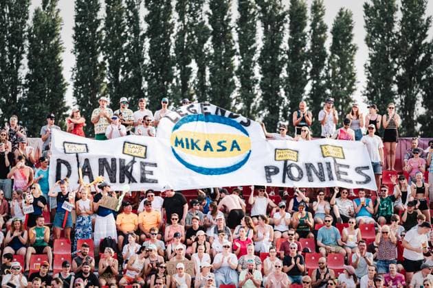 Beach volleyball men Allianz German Beach Tour 2025 Tourstop Bremen 14 06 2025 Fans hoist a banner for brothers Bennet and David Poniewaz with the inscription Danke Ponies Legends Mikasa Bremen Waterfront Bremen Germany