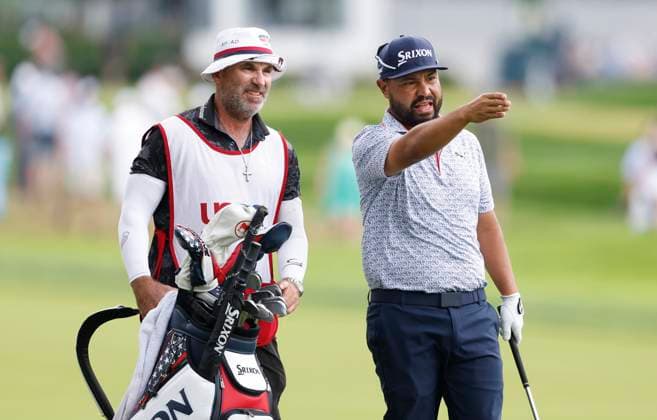 J.J. Spaun lines up a shot with his caddie on the 1st hole during the third round of the 125th U.S. Open Golf Championship at Oakmont Country Club in Oakmont, Pennsylvania on Saturiday, June 14, 2025.  PIT20250614609 JOHNxANGELILLO