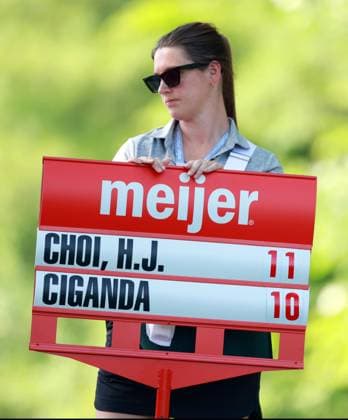 Meijer LPGA, Golf Damen Classic for Simply Give BELMONT, MICHIGAN - JUNE 14: The standard bearer holds the score sign for Hye-Jin Choi and Carlota Ciganda at the 16th tee during the third round of the Meijer LPGA Classic for Simply Give golf tournament at Blythefield Country Club in Belmont, MI, USA Saturday, June 14, 2025. Belmont Michigan United States  Copyright: xAmyxLemusx originalFilename:lemus-meijerlp250614_npQge.jpg