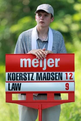 Meijer LPGA, Golf Damen Classic for Simply Give BELMONT, MICHIGAN - JUNE 14: The standard bearer holds the sign for Nanna Koerstz Madsen and Bronte Law at the 16th tee during the third round of the Meijer LPGA Classic for Simply Give golf tournament at Blythefield Country Club in Belmont, MI, USA Saturday, June 14, 2025. Belmont Michigan United States  Copyright: xAmyxLemusx originalFilename:lemus-meijerlp250614_npMOz.jpg