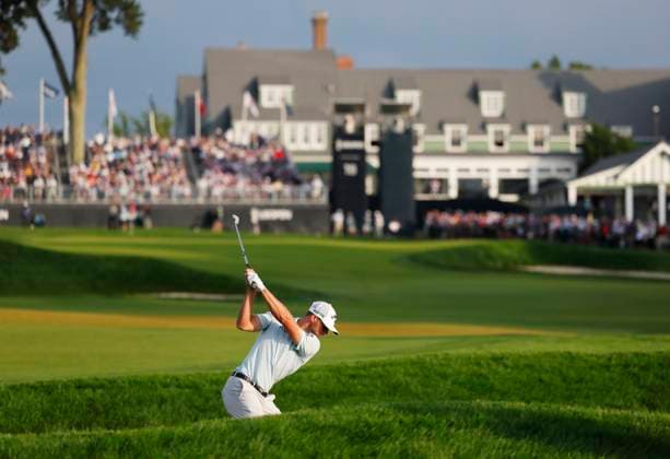 Sam Burns hits out of a bunker to the 18th green during the third round of the 125th U.S. Open Golf Championship at Oakmont Country Club in Oakmont, Pennsylvania on Saturiday, June 14, 2025.  PIT20250614672 JOHNxANGELILLO