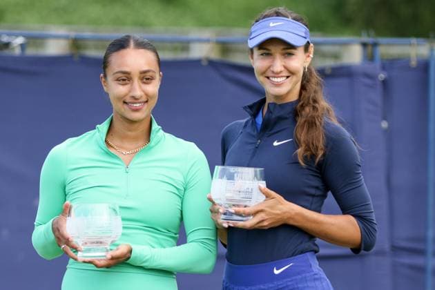 Ilkley Tennis Club, England, June 14th 2025: Runners-up Eden Silva and Vitalia Diatchenko hold their glass runners-up bowl during the trophy presentation at the WTA, Tennis Damen 125 Lexus Ilkley Open doubles final at Ilkley Tennis Club in Ilkley, England on June 14th 2025. (Sean Chandler SPP) Copyright: xSeanxChandlerx xSPPx spp-en-SeChSp-WTA 125 Lexus Ilkley Open Doubles Final Ilkley Tennis Club-12F5A2185