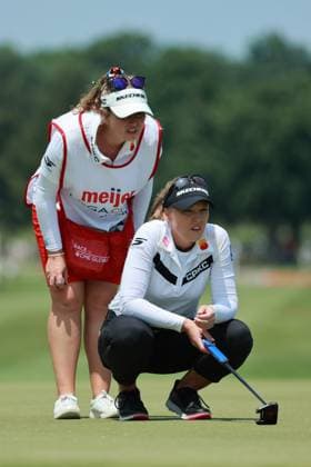 Meijer LPGA, Golf Damen Classic BELMONT, MICHIGAN-JUNE 14: Brooke Henderson of Canada lines up her putt on the 9th green during the third round of the Meijer LPGA Classic for Simply Give golf tournament at Blythefield Country Club in Belmont, MI, USA Saturday, June 14, 2025. Belmont Michigan United States  Copyright: xJorgexLemusx originalFilename:lemus-meijerlp250614_npvk0.jpg
