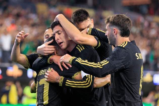 June 14, 2025, Inglewood, California, USA: Edson Alvarez 4 of Mexico celebrates with teammates after scoring a goal during the 2025 CONCACAF Gold Cup game against the Dominican Republic on Saturday June 14, 2025 at SoFi Stadium in Inglewood, California. JAVIER ROJAS PI Inglewood USA - ZUMAp124 20250614_zaa_p124_004 Copyright: xJavierxRojasx
