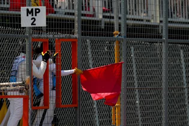 MOTORI - Formula 1 - Pirelli Grand Prix du Canada 2025 - Qualifying Race marshals call signal red flag conditions after a crash involving Stake F1 Team Kick Sauber driver Nico Hulkenberg (DEU), 27, Practice 3 during Pirelli Grand Prix du Canada 2025 - Qualifying, Formula 1 Championship in Montreal, Canada, June 14 2025 Montreal Canada  Copyright: xIPAxSport ABACAx