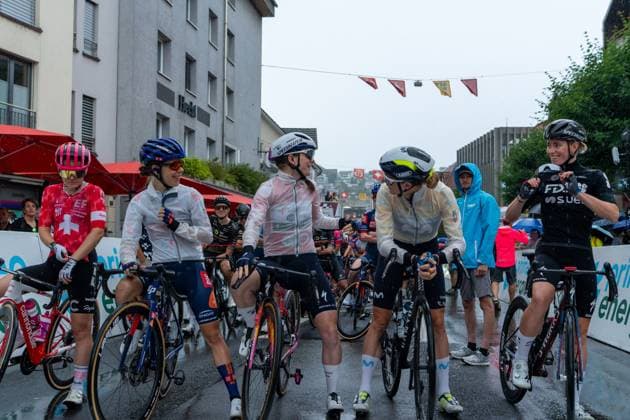Küssnacht, Schweiz, June 15, 2025 Rain at the start of the Stage 4, Tour de Suisse Women 2025 Host in Küssnacht SZ v-r-n-l VOLLERING Demi (FDJ-SUEZ) REUSSER Marlen (MOVISTAR TEAM) LACH Marta (TEAM SD WORX - PROTIME) CIABOCCO Eleonora (TEAM PICNIC POSTNL) RUEGG Noemi (EF EDUCATION - OATLY) (Pascal von Büren SPP) Copyright: xPascalxvonxBürenx xSPPx spp-en-PaVoBSp-Pavo-TDS-Women-79