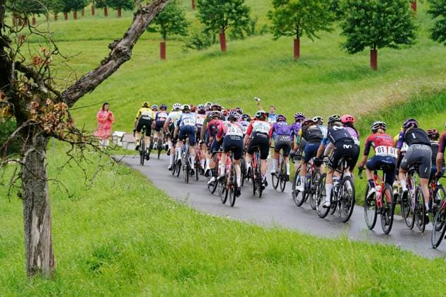 15 06 2025 Switzerland, Tour de Suisse Women 4 Eutappe Kuessnacht SZ Kuessnacht SZ,picture The Peleton on the ascent to Michaelskreuz Action