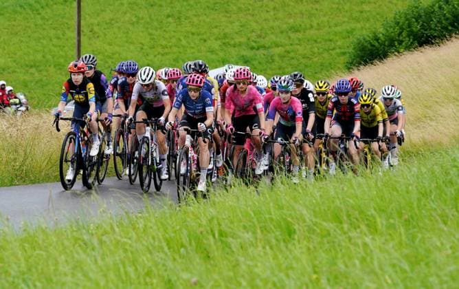 15 06 2025 Switzerland, Tour de Suisse Women 4 Eutappe Kuessnacht SZ Kuessnacht SZ,picture The peleton on the climb to Michaelskreuz V left Mary Niam Fisher Ginia Galuori SUI Team Nexetis, USA Kristen Faulkner USA Team EF Education Oatly, right Demi Vollering NED Team FDJ Suez Action