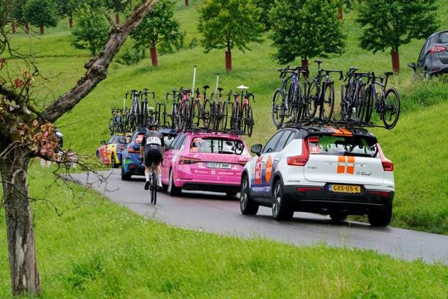 15 06 2025 Switzerland, Tour de Suisse Women 4 Eutappe Kuessnacht SZ Kuessnacht SZ,picture escort cars on the ascent to Michaelskreuz Action
