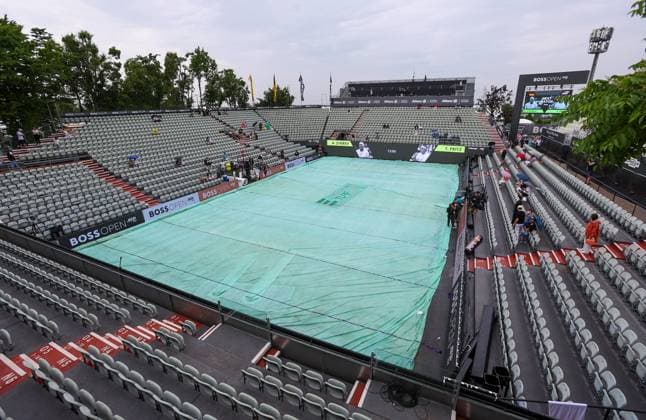 BAU Stuttgart Tennis , BOSS Open Final, Feature, a tarpaulin protects the grass of the center court from rain