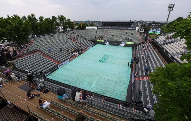 BAU Stuttgart Tennis , BOSS Open Final, a tarpaulin protects the grass of the center court from rain