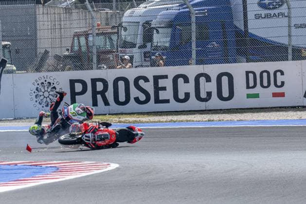 Bilder des Jahres 2025, Sport 06 Juni Sport Themen der Woche KW24 Sport Bilder des Tages Crash Bassani vs. Bulega first lap during Pirelli Emilia Romagna Round Race Sprint e Race 2 , World SuperBike - SBK race in Misano, Italy, June 15 2025  Copyright: xOttoxMoretti IPAxSportx xipa-agency.netx xx IPA_59085269 IPA_Agency_IPA59085269