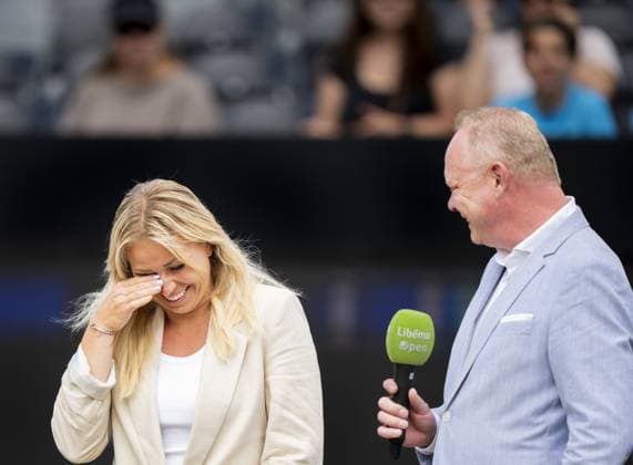 DEN BOSCH - MichaoÂ«lla Krajicek receives a tribute prior to the finals of the Libema Open tennis tournament. At right, tournament director Marcel Hunze. ANP SANDER KING xVIxANPxSportx xxANPxIVx 529942507 originalFilename: 529942507.jpg