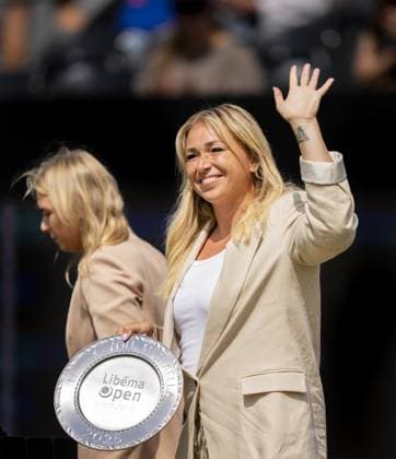 DEN BOSCH - MichaoÂ«lla Krajicek receives a tribute prior to the finals of the Libema Open tennis tournament. ANP SANDER KING xVIxANPxSportx xxANPxIVx 529942510 originalFilename: 529942510.jpg