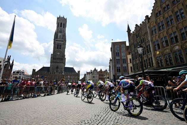 Elfstedenronde 2025 Cycling Race BRUGGE, BELGIUM - JUNE 15 : illustration picture of the riders at the Grote-Markt during the 43th edition of Elfstedenronde an UCI Class 1.1 one day cycling road race for Men Elite of 196 km with start in Brugge and finish in Brugge on June 15, 2025 in Brugge, Belgium, 15 06 2025 ( Motordriver Guy De Vuyst - Brugge Belgium  Copyright: xNicoxVereeckenx