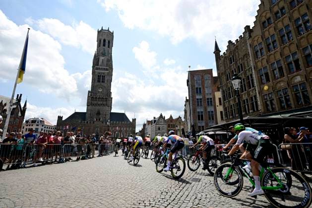 Elfstedenronde 2025 Cycling Race BRUGGE, BELGIUM - JUNE 15 : illustration picture of the riders at the Grote-Markt during the 43th edition of Elfstedenronde an UCI Class 1.1 one day cycling road race for Men Elite of 196 km with start in Brugge and finish in Brugge on June 15, 2025 in Brugge, Belgium, 15 06 2025 ( Motordriver Guy De Vuyst - Brugge Belgium  Copyright: xNicoxVereeckenx