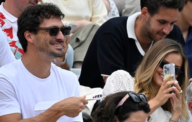 on the tribune Mats Hummels with girlfriend Nicola Cavanis takes cell phone photo with smartphone Tennis Men BOSS Open ATP 250 Stuttgart 2025 Weissenhof BOSS Open ATP 250 Stuttgart 2025