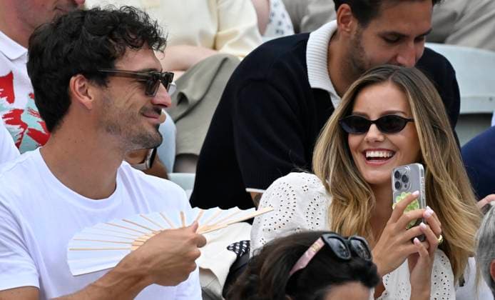 on the tribune Mats Hummels with girlfriend Nicola Cavanis takes cell phone photo with smartphone Tennis Men BOSS Open ATP 250 Stuttgart 2025 Weissenhof BOSS Open ATP 250 Stuttgart 2025