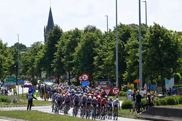 Elfstedenronde 2025 Cycling Race BRUGGE, BELGIUM - JUNE 15 : illustration picture peloton during the 43th edition of Elfstedenronde an UCI Class 1.1 one day cycling road race for Men Elite of 196 km with start in Brugge and finish in Brugge on June 15, 2025 in Brugge, Belgium, 15 06 2025 ( Motordriver Guy De Vuyst - Brugge Belgium  Copyright: xNicoxVereeckenx