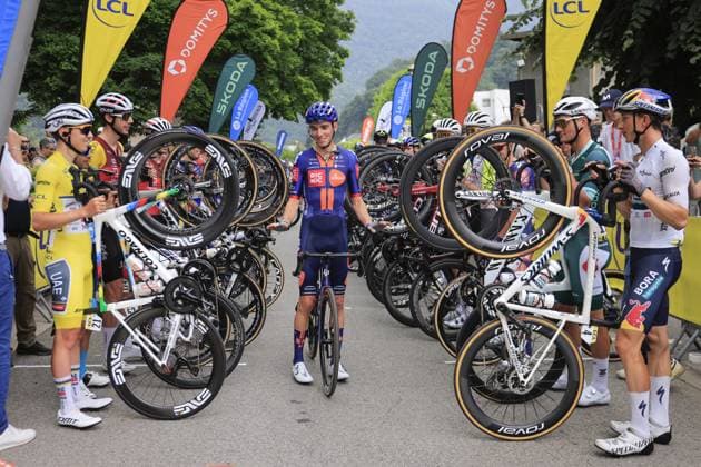 Romain BARDET, Team Picnic PostNL, during the Group salute to Romain on his farewell to racing, during the Criterium du Dauphine 2025, Cycling event, Stage 8, Val-d Arc > Val-Cenis - Plateau du Mont-Cenis (133,3 Km) on 15 June 2025 in Val-Cenis, France during Criterium du Dauphine 2025 - Stage 8, Street Cycling race in France, France, June 15 2025 Copyright: xStefanoxCavasino IPAxSportx xipa-agency.netx xx IPA_59090472 IPA_Agency_IPA59090472