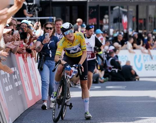15 06 2025 Switzerland, Tour de Suisse Women 4 Eutappe Kuessnacht SZ Kuessnacht SZ,Bild Bild Stage winner and overall winner Marlen Reusser SUI Team Movistar at the finish line Action